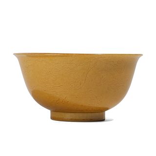 A YELLOW-GLAZED 'DRAGON AND CLOUNDS' BOWL