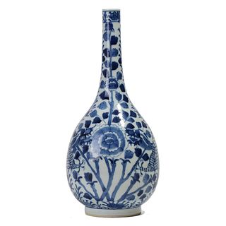 A BLUE AND WHITE 'DRAGONS' LONG-NECKED VASE 