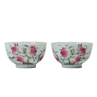 A PAIR OF FAMILLE-ROSE 'PEACHES' BOWLS