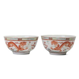 A PAIR OF FAMILLE-ROSE 'DRAGONS' BOWLS