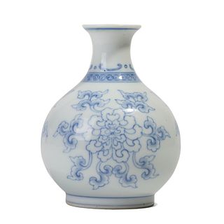 A BLUE AND WHITE FLORAL PEAR-SHAPED VASE