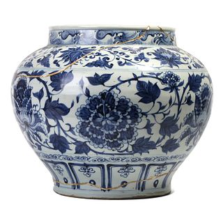 A BLUE AND WHITE 'LOTUS SCROLL' JAR