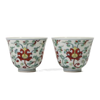A PAIR OF FAMILLE-ROSE 'CHRYSANTHEMUM' CUPS
