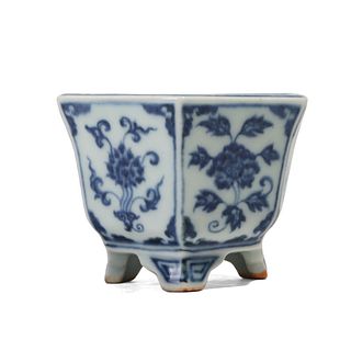 A BLUE AND WHITE 'CHRYSANTHEMUM' SQUARE CUP