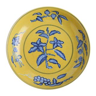 A YELLOW-GROUND BLUE AND WHITE DISH