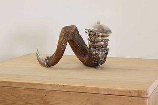 A Victorian ram's horn table snuff mull,