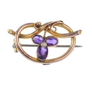 An early 20th century 9ct gold amethyst and split pearl brooch. The oval-shape amethyst and split pe