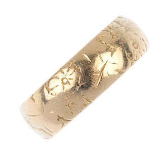 An 18ct gold band ring, with floral engraved motif. Hallmarks for Birmingham, 1946. Ring size P. Wei