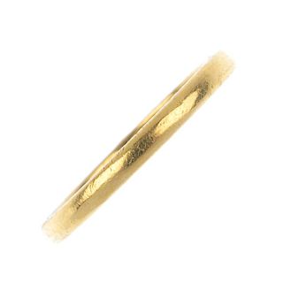 A 1940s 22ct gold band ring, with scrolling engraved sides. Hallmarks for Birmingham, 1941. Ring siz
