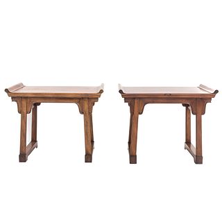 Par de mesas auxiliares. SXX. Estilo chinesco. Elaboradas en madera. Con cubiertas rectangulares y soportes lisos.