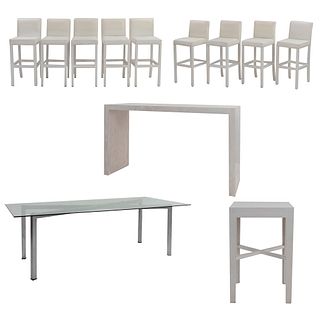 Set de muebles para bar. SXXI. Elaborado en madera y aluminio. Consta de 9 Sillas altas. Con respaldos cerrados  y 3 mesas.