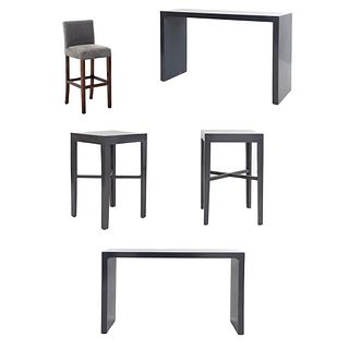 Set de muebles para bar. SXXI. Elaborado en madera y aluminio Consta de: Silla alta. Con respaldos cerrados y acojinados. Otros. Pzs: 5