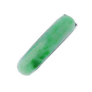 A jade band ring. The rectangular jadeite panel, to the plain tapered band. Weight 3.6gms. Jadeite u