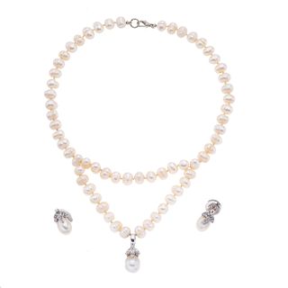 Gargantilla y par de broqueles con perlas y diamantes en oro blanco de 14k y metal base.