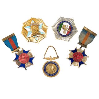 Lote de 5 medallas al mérito de veteranos de la Revolución Mexicana. SXX. Metal base con resina alveolada.