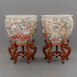 Par de peceras. China, sXX. Elaboradas en porcelana. Familia Rosa estilo cantonés. Con bases de madera.