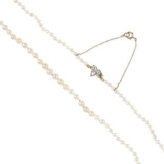 A pearl necklace. Comprising a single-row of graduated pearls, measuring 4 to 2.7mms, to the old-cut