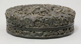 A tortoiseshell Box and Cover c.1820 of disc form