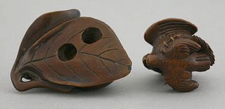 A wood Netsuke 18th/19th century of a hawk with open