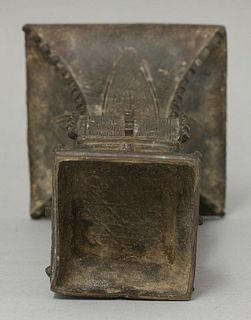 A bronze Gu 18th/19th century of square section with