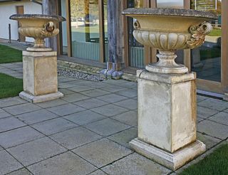 A pair of reconstituted urns, modelled in classical