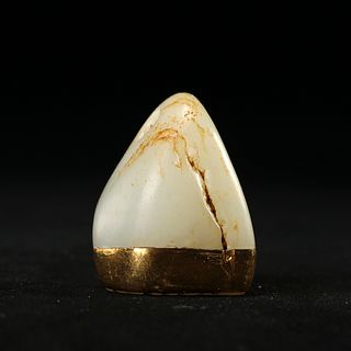 A GOLD-MOUNTED WHITE JADE SEAL