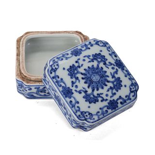 A BLUE AND WHITE FLORAL BOX AND COVER