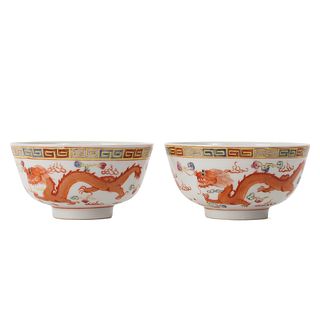 A PAIR OF FAMILLE ROSE 'DRAGON' BOWLS