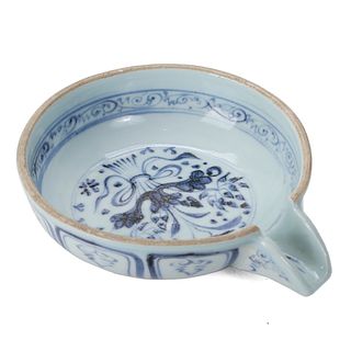 A BLUE AND WHITE FLORAL WATER POT