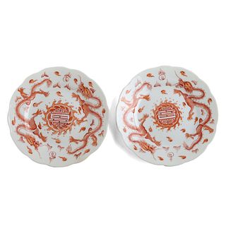 A PAIR OF FAMILLE ROSE 'DRAGON' DISHES
