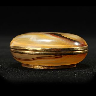 A GOLD-MOUNTED AGATE BOX AND COVER