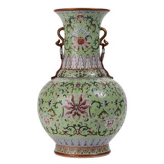 A FAMILLE-ROSE FLORAL VASE WITH HANDLES