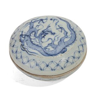 A BLUE AND WHITE 'DRAGON' BOX AND COVER