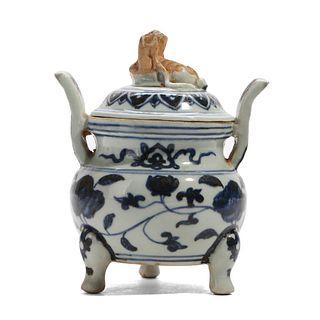 A BLUE AND WHITE 'LOTUS SCROLL' INCENSE BURNER