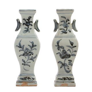 A PAIR OF BLUE AND WHITE VASES