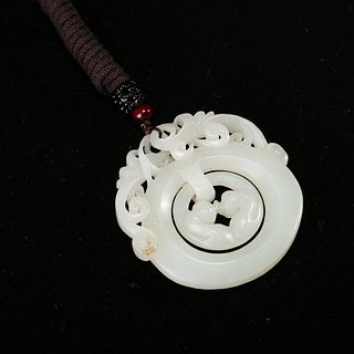 A WHITE JADE PENDANT WITH A ROTATING CENTRE