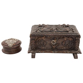PAR DE CAJAS EUROPA, Ca.1900 Caja 1: En madera tallada y forrada al interior, incluye llave Caja 2: Madera tallada Dim máx: 13x28x11 cm | PAIR OF BOXE