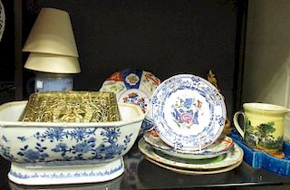 An 18th century Chinese blue and white porcelain tureen base, together with various other items <br>