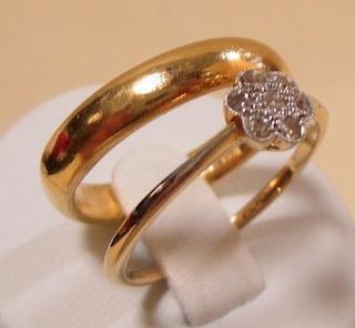 A 22ct wedding band (6.2g), a diamond flowerhead cluster ring and a three strand cultured pearl neck