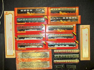 Hornby railways, a collection of boxed locomotives and coaches, including M621 and M513, two E-8A po