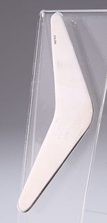 AN AUSTRALIAN SILVER NOVELTY BOOMERANG, stamped "STG.SIL". 10cm, 0.4 troy o