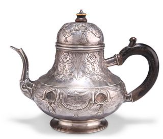 AN EARLY 18TH CENTURY DUTCH SILVER TEAPOT, by Jan Verdoes, Harlem 1736, of 