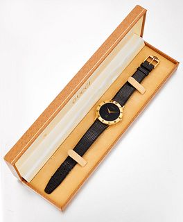 A GENTLEMAN'S GOLD-PLATED GUCCI STRAP WATCH,?circular black dial with gilt 