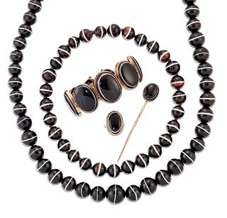 A GROUP OF VICTORIAN BANDED AGATE JEWELLERY, comprising:?A NECKLACE OF SLIG