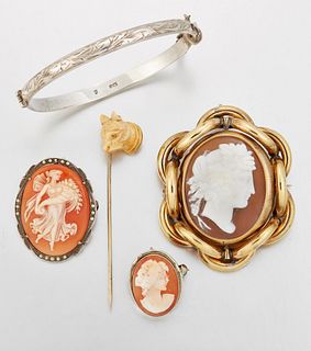 A VICTORIAN SHELL CAMEO BROOCH,?the oval cameo carved depicting the bust of