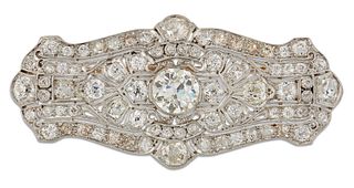 AN EARLY 20TH CENTURY DIAMOND BROOCH PENDANT, the finely pierced lozenge sh