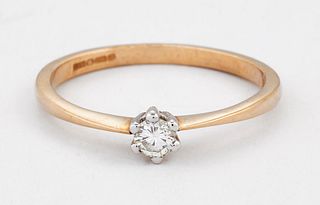 A 9 CARAT GOLD SOLITAIRE DIAMOND RING, a round brilliant-cut diamond in a c
