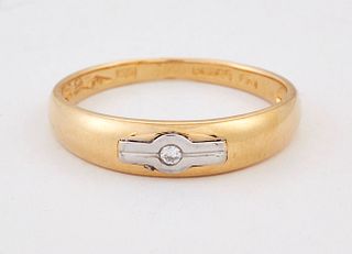 AN 18 CARAT GOLD SOLITAIRE DIAMOND RING, a round brilliant-cut diamond beze