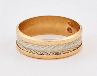A BI-COLOUR BAND RING, an inner white metal chevron-engraved band between p