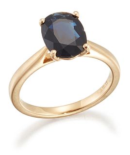 AN 18 CARAT GOLD SOLITAIRE SAPPHIRE RING, an oval-cut sapphire in a claw se